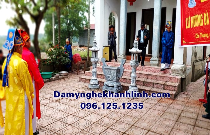 Bộ lư hương đá vuông đèn đá được lắp đặt ngay cửa chính đình làng Cấn Thượng