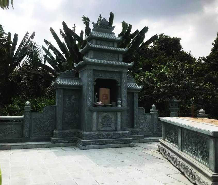 Lăng thờ chung đặt trong mẫu khu lăng mộ gia đình đá xanh rêu tại Bình Dương.