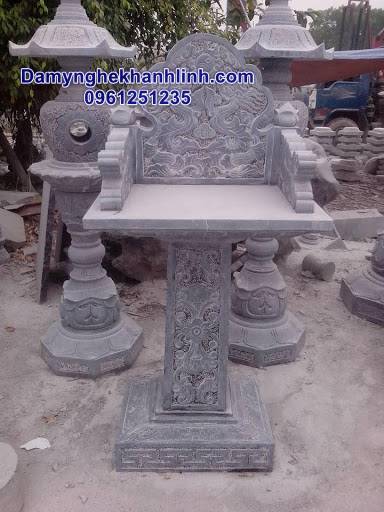 Mẫu bàn thờ thiên băng đá xanh thiết kế cột vuông 