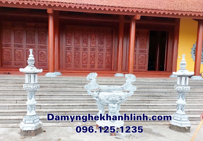 Bộ lư hương đá - đèn đá được đặt trang nghiêm ngay ngắn trước cửa chính điện chùa Tùng Lâm
