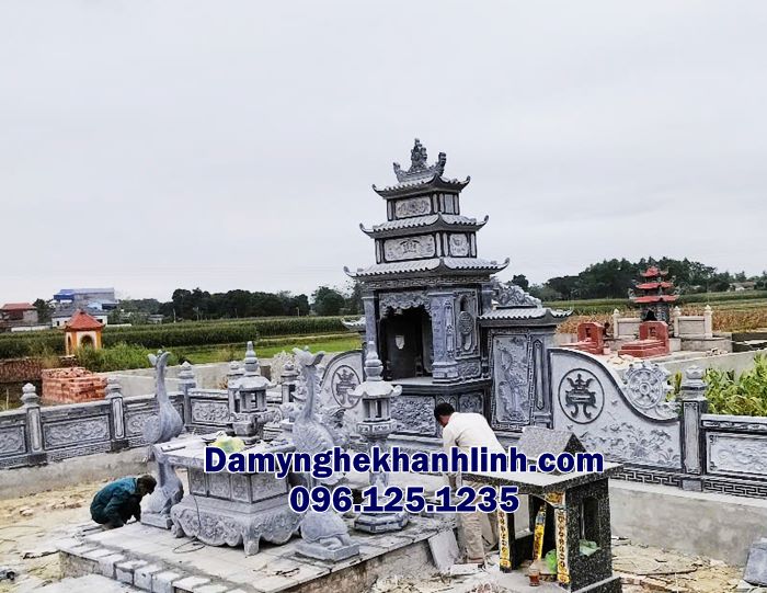 Đèn đá - lư hương đá được sắp xếp trong khuôn viên khu lăng mộ đá gia đình