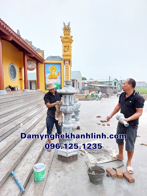 Hình ảnh các thợ đá đang thi công lắp đặt lư hương đá - đèn đá tại chùa