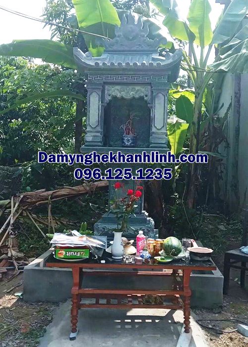 Hình ảnh lễ cúng ngoài trời tại cây hương đá