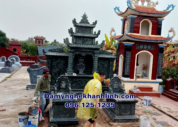 Hình ảnh người thợ đá đang thi công lắp đặt khu lăng mộ gia đình đá xanh rêu tại Hưng yên