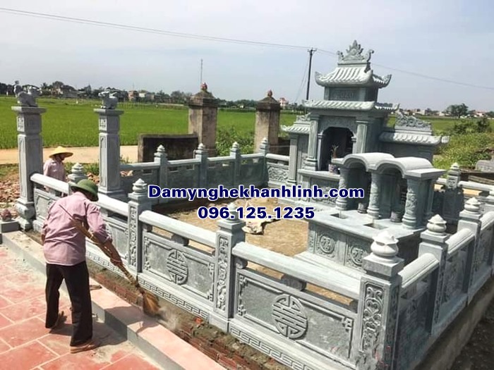 Khuôn viên lăng mộ đẹp bằng đá xanh Ninh Bình bán tại Bắc Giang