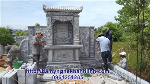 Lắp đặt lăng thờ đá trong khu lăng mộ nghĩa trang gia đình