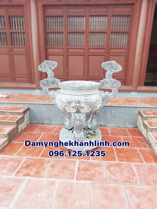 Mẫu lư hương đá tự nhiên tai mây đặt trong nhà thờ họ