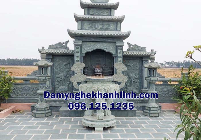 Mẫu lư hương đá xanh tai mây đặt trong khu lăng mộ gia đình