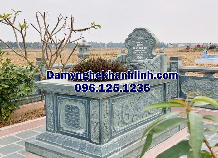Mẫu mộ đá nguyên khối trong khuôn viên khu lăng mộ đá gia đình