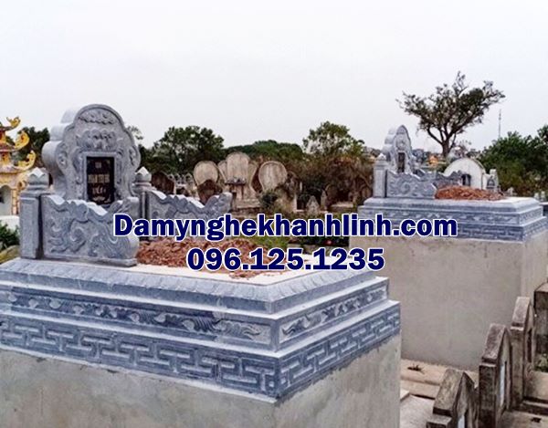 Xây mộ tam cấp bằng đá xanh nguyên khối