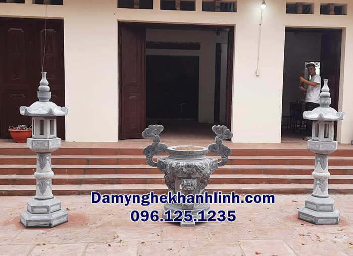 Bộ lư hương đá Bến Tre chạm rồng tinh xảo đặt trong nhà thờ họ tại Châu thành