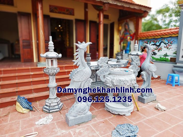 Bộ lư hương đá chạm rồng đặt tại nhà thờ họ