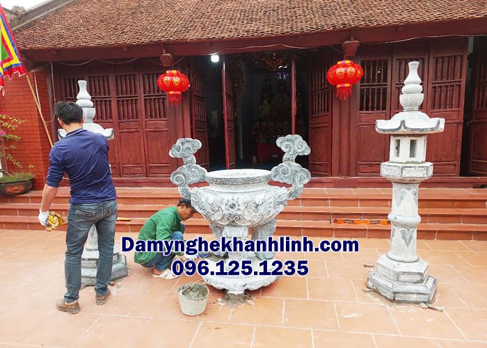 Hình ảnh công nhân thi công lắp đặt lư hương đá miền nam tại Đồng Nai