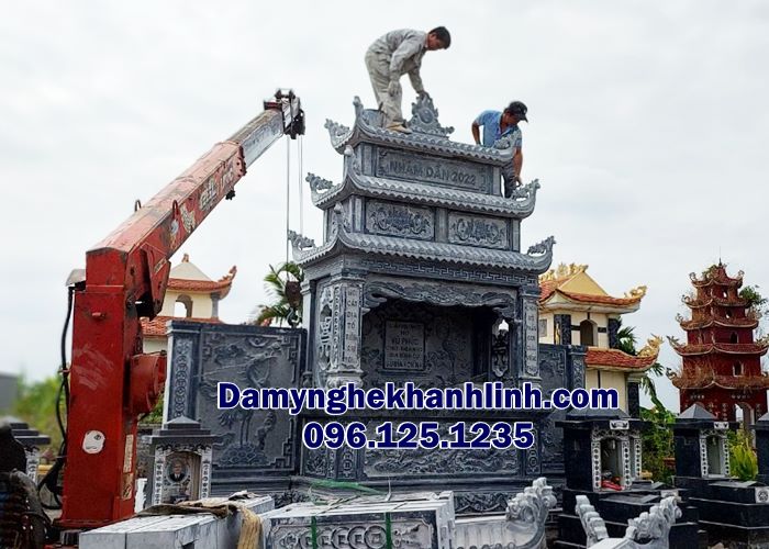 Hình ảnh công nhân thi công xây khu lăng mộ đá dòng họ