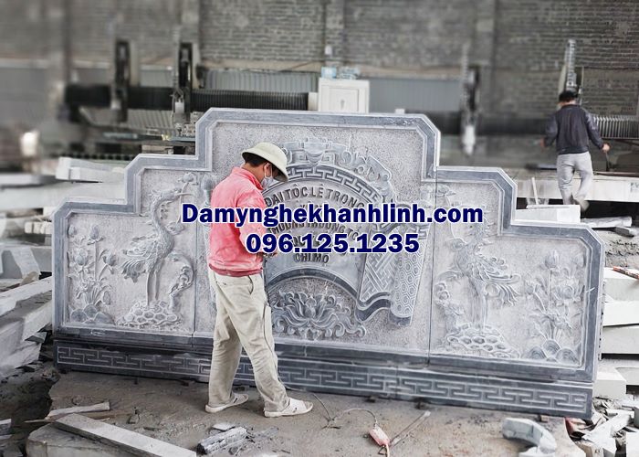 Hình ảnh nghệ nhân thi công chế tác khu lăng mộ gia đình bằng đá