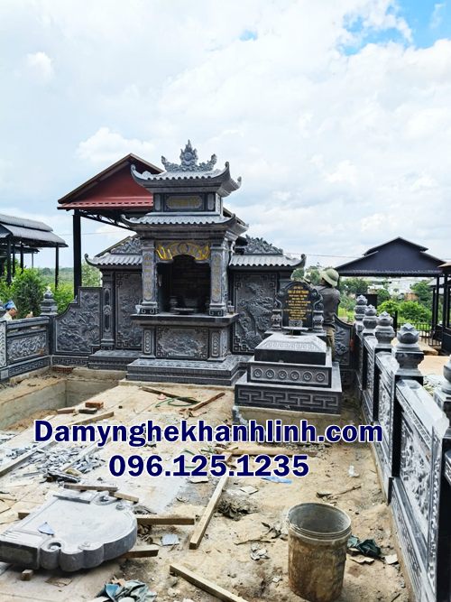 Hình ảnh thợ thi công khu lăng mộ đá gia đình Vũng Tàu