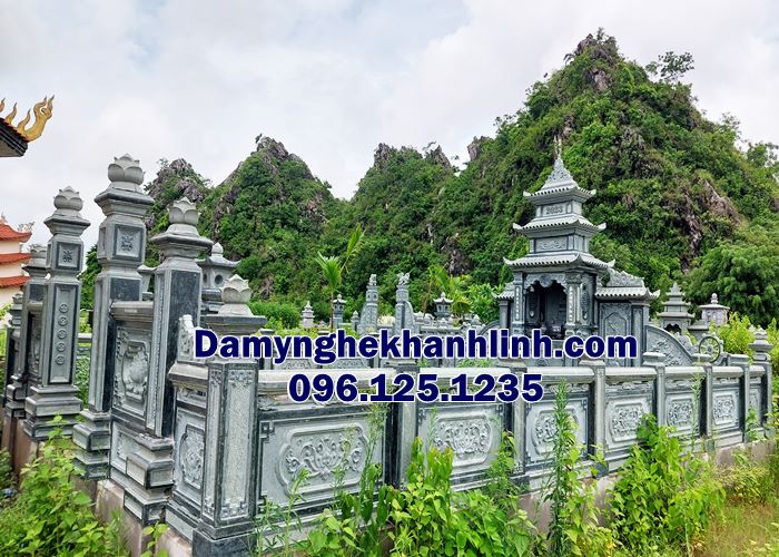 Khu lăng mộ đá dòng tộc chế tác bằng đá xanh rêu lắp đặt tại Ninh Bình