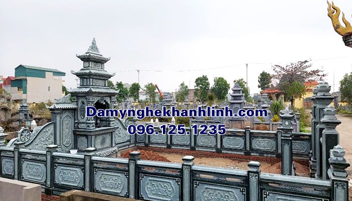 Khu lăng mộ đá dòng tộc có khu lăng thờ lớn chính giữa