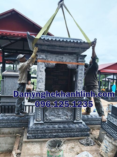 Lắp đặt lăng thờ đá trong khuôn viên khu lăng mộ đá gia đình Vũng Tàu