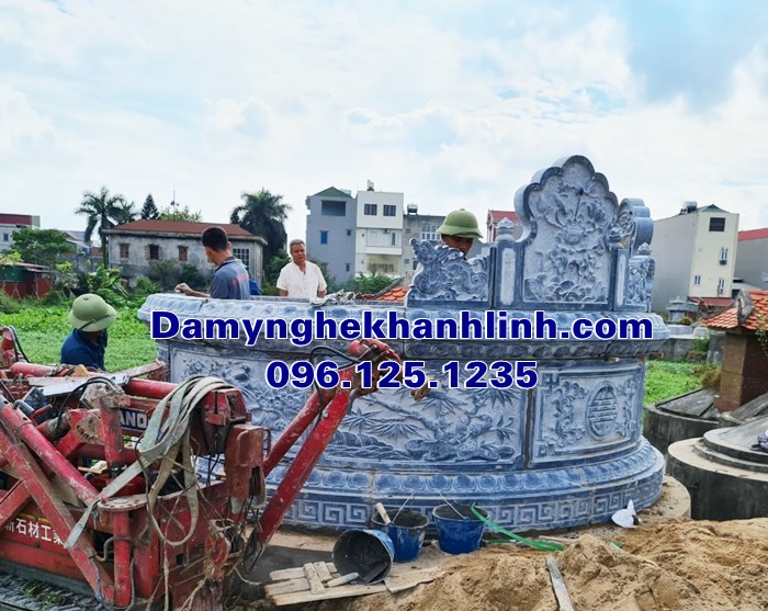 lắp đặt mộ đá tròn đá xanh rêu nguyên khối tại Quảng Ninh