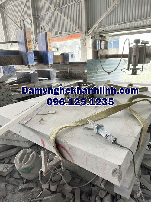 Lựa đá nguyên khối trước khi chế tác cuốn thư đá