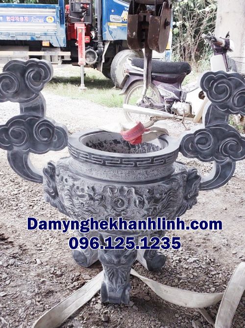 Mẫu lư hương đá ngoài trời chạm rồng tai mây tinh xảo