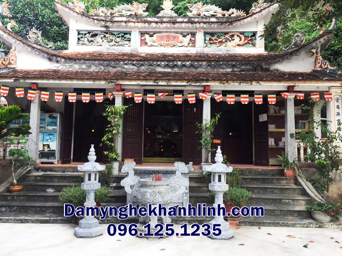 Mẫu lư hương đá nhà thờ họ đẹp cổ kính theo thời gian