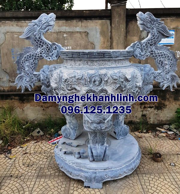 Mẫu lư hương đá Thái Bình chạm rồng tinh xảo đặt tại nhà thờ họ