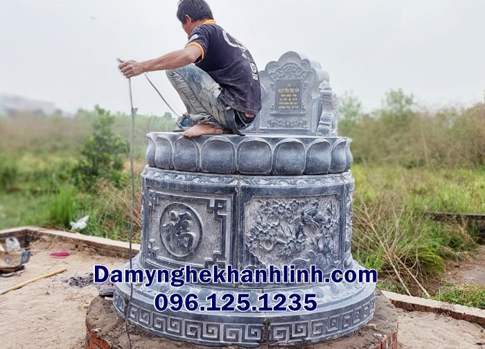 Quá trình lắp dặt mộ đá tròn nguyên khối tại Hải dương